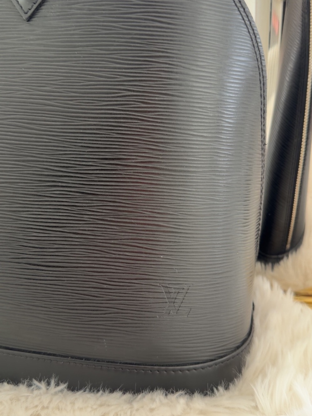 Authentic Louis Vuitton Alma Epi Leather Black - Picture 3 of 9